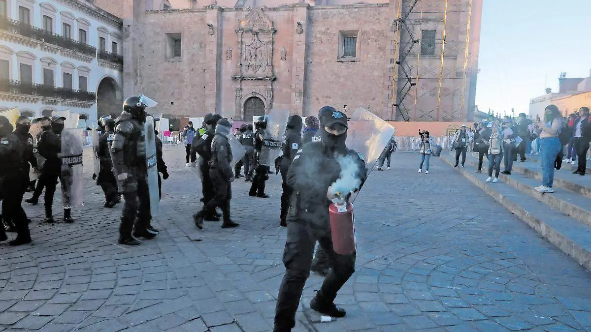 Policía con extintor